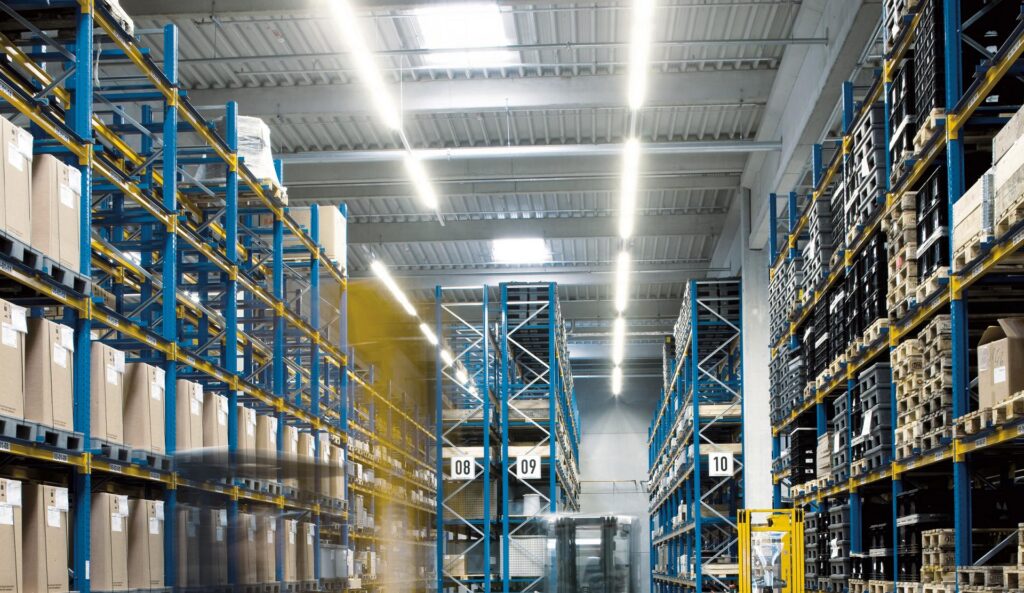 ELine-LED-Lagerhalle-Industry-TRILUX
